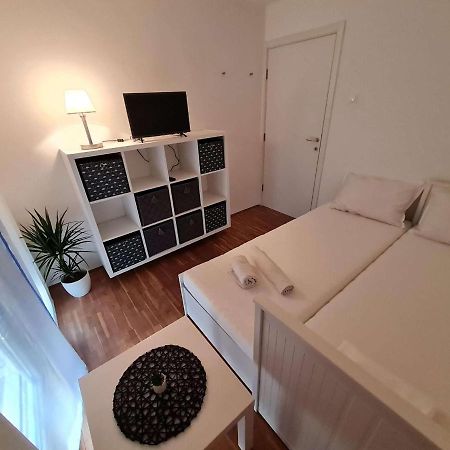 Apartmani Lovre I Zara エクステリア 写真