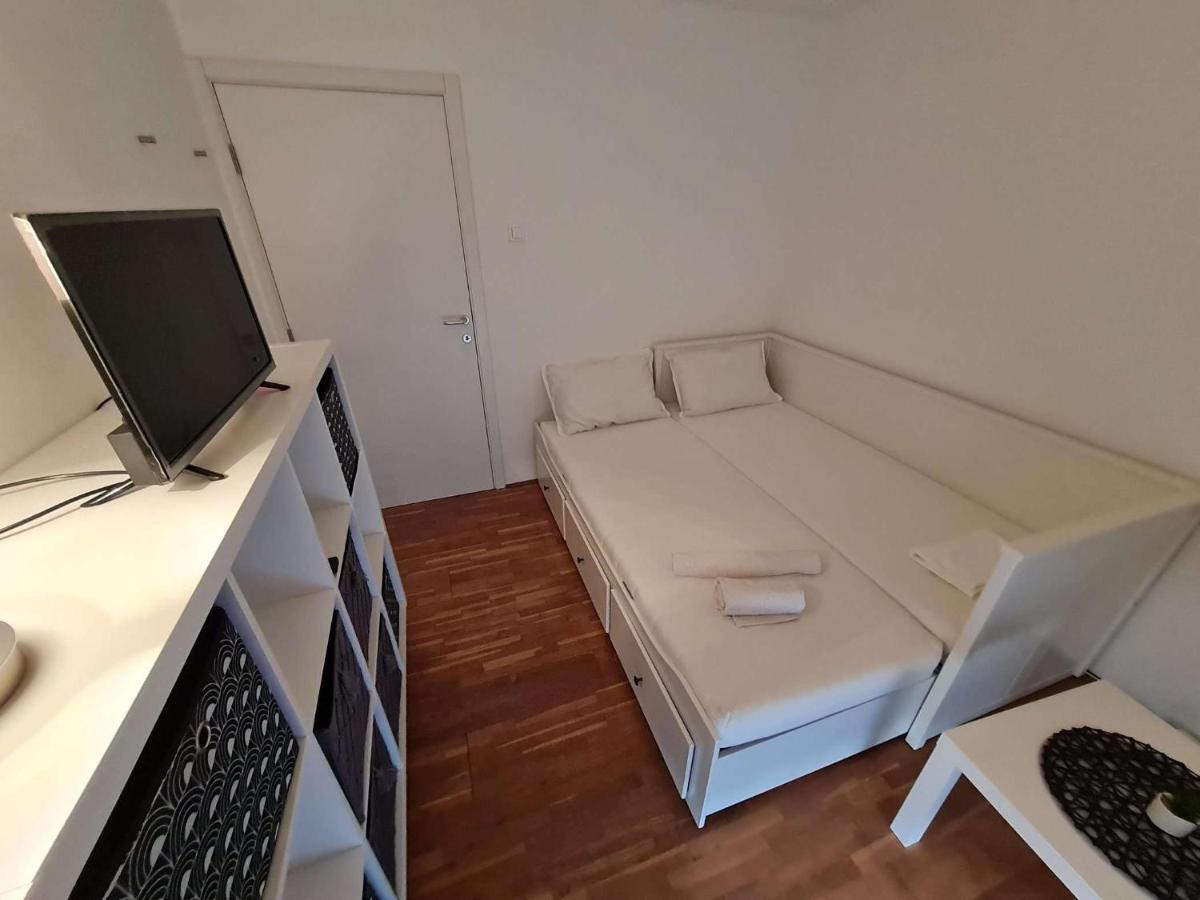 Apartmani Lovre I Zara エクステリア 写真