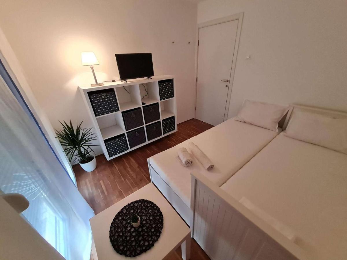 Apartmani Lovre I Zara エクステリア 写真