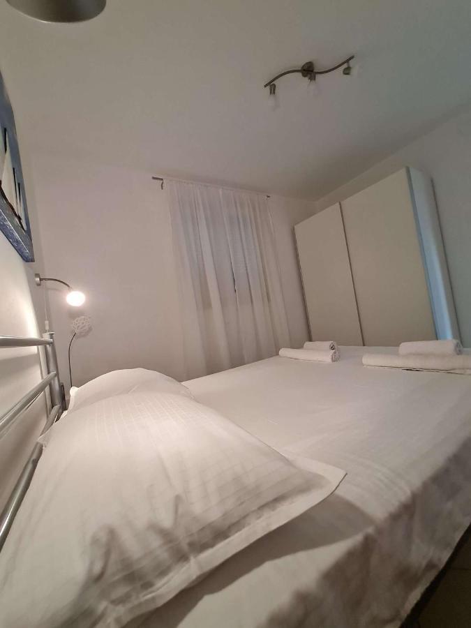 Apartmani Lovre I Zara エクステリア 写真