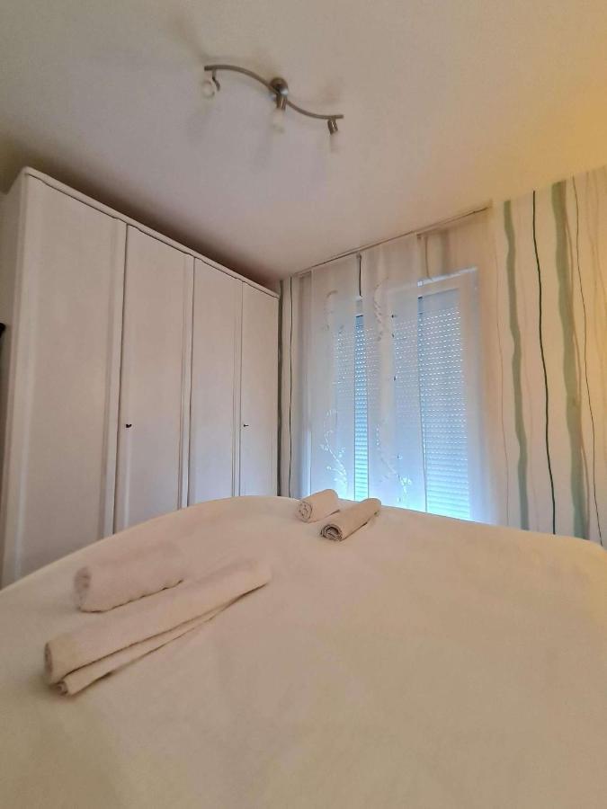 Apartmani Lovre I Zara エクステリア 写真