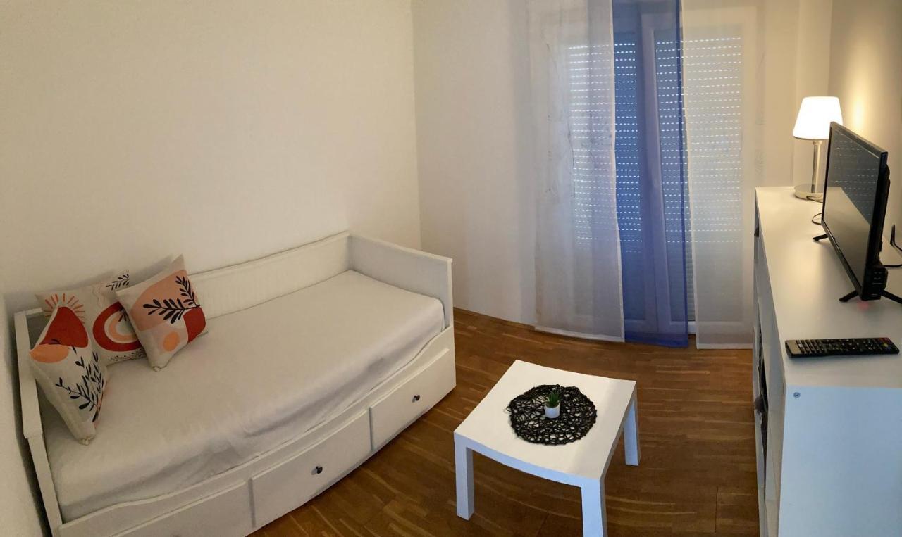 Apartmani Lovre I Zara エクステリア 写真